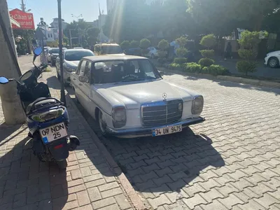 Фото Mercedes-Benz W114/W115 на фоне знаменитых достопримечательностей