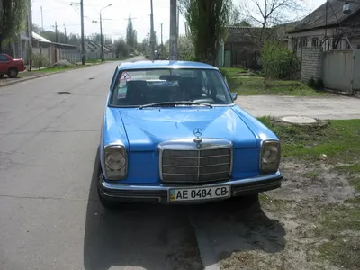 Красивый дизайн Mercedes-Benz W114/W115 на фото