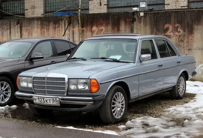 Белый Mercedes-Benz W123 на фотографии сбоку