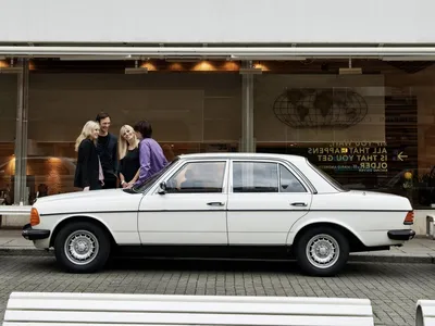 Черный Mercedes-Benz W123 на красивой фотографии