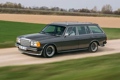 Фото Mercedes-Benz W123 на солнечном пляже