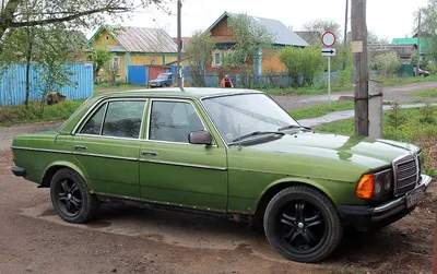 Mercedes-Benz W123 на картинке с закатом