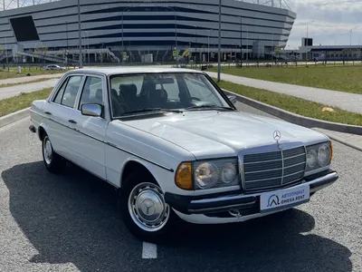 Черный Mercedes-Benz W123 на красивой картинке с граффити