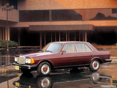 Белый Mercedes-Benz W123 на фотографии с видом на город