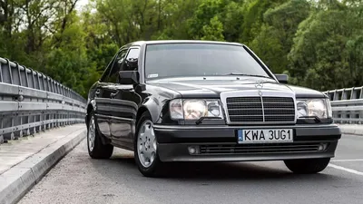 Изображение Mercedes-Benz W124 в золотистом оттенке