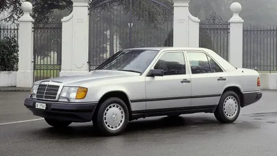 Фото Mercedes-Benz W124 с тонированными стеклами