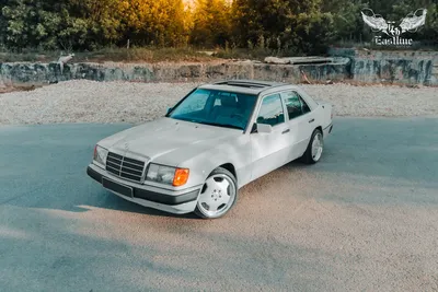 Красивое изображение Mercedes-Benz W124 на закате