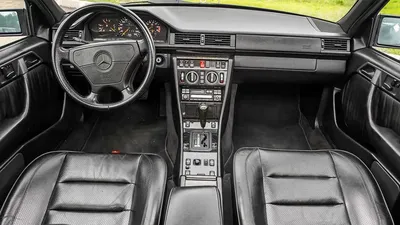 Картинка Mercedes-Benz W124 с крыльями из карбона