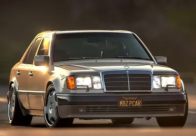 Фотография Mercedes-Benz W124 с дисплеем навигации