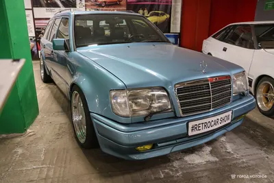 Красивое изображение Mercedes-Benz W124 в темном помещении