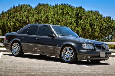 Изображение Mercedes-Benz W124 с тонированными фарами