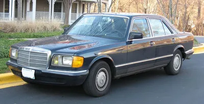 Фото Mercedes-Benz W126 с необычным освещением