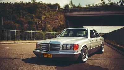 Фотографии Mercedes-Benz W126 на фоне закатного неба