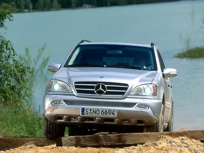 Фотография Mercedes-Benz W163 на заднем плане города