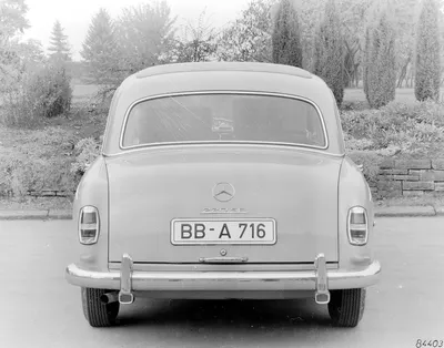 Фото Mercedes-Benz W180 на белом фоне