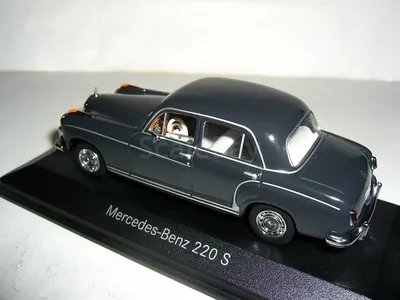 Изображение Mercedes-Benz W180 на бирюзовом фоне.