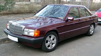 Mercedes-Benz W201 в разных углах на фото