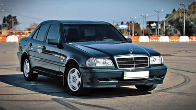 Классический Mercedes-Benz W202 на фото