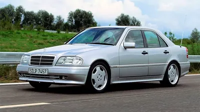 Черный Mercedes-Benz W202 на картинке