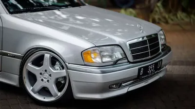 Картинка Mercedes-Benz W202 на заднем плане