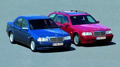 Mercedes-Benz W202 на фотографии на фоне небоскребов