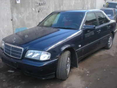 Mercedes-Benz W202 на фотографии на парковке