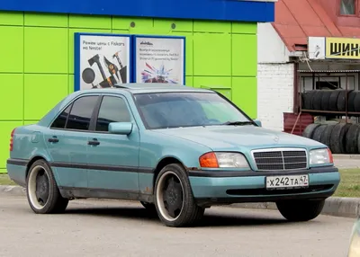 Картинка Mercedes-Benz W202 на фоне города