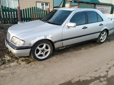 Фото Mercedes-Benz W202 на фоне моря