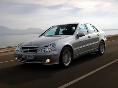 Картинка Mercedes-Benz W203 в черно-белом стиле