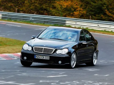 Mercedes-Benz W203 на фотографии в зеркальном отражении