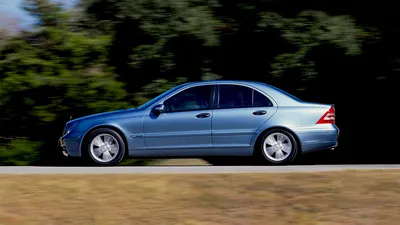 Mercedes-Benz W203 на фотографии в ретро стиле