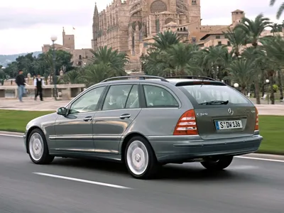 Mercedes-Benz W203 на фотографии с морским пейзажем