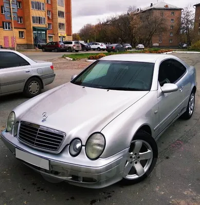 Фотография Mercedes-Benz W208 на переднем плане