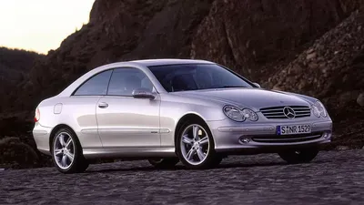 Черный Mercedes-Benz W209 на фоне неба