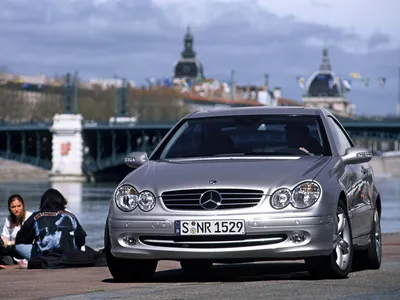 Mercedes-Benz W209 на фоне моря