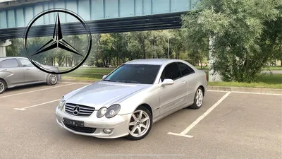 Серебристый Mercedes-Benz W209 на фоне ночного неба