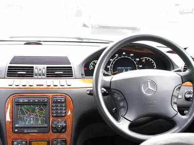 Прекрасный Mercedes-Benz W220 на фото