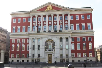 Мэрия Москвы на Тверской улице и цветы The building of the Moscow  Government and colorful flowers Stock Photo | Adobe Stock