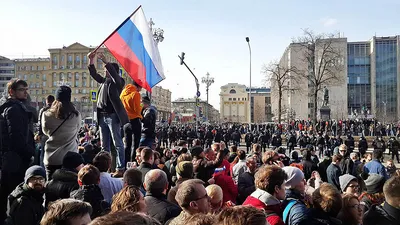 Десятки тысяч человек вышли на антивоенный митинг в Москве