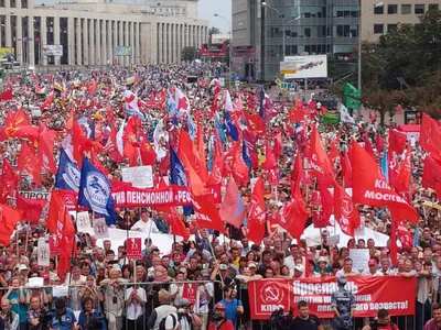 Патриотическая акция \"Своих не бросаем\" в поддержку референдумов прошла на  Манежной площади в Москве - Российская газета