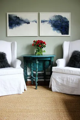 Картины и постеры над диваном в интерьере гостиной в стиле лофт, фото