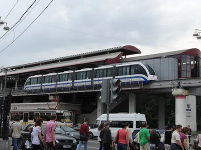 File:Moscow Monorail, Vystavochny Tsentr station (Московский монорельс,  станция Выставочный центр) (4920403219).jpg - Wikimedia Commons