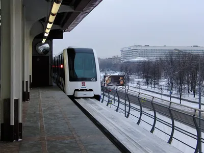 Московский монорельс. Поезд движется вдоль железнодорожных высокого.  Редакционное Фотография - изображение насчитывающей небо, горизонт:  184661127