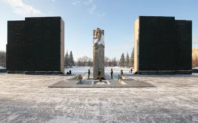 В Новосибирске начали благоустраивать Монумент Славы первомайцам, погибшим  в ВОВ - KP.RU