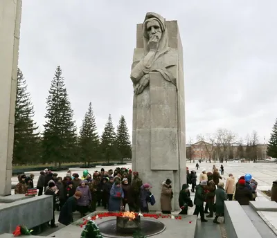 НОВОСИБИРСК ПОДСМОТРЕНО on Instagram: \"Монумент Славы – это памятник  воинам-сибирякам, участникам Великой Отечественной войны. Сквер у монумента  любим горожанами как место для отдыха и прогулок. ➖➖➖➖➖➖➖➖➖➖. Источник:  Типичный Новосибирск ...