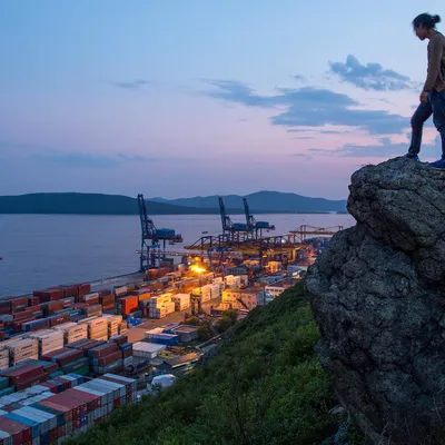 Море бушует на Спортивной набережной Владивостока
