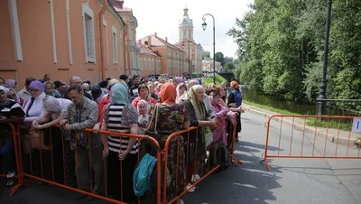 Владелец клуба «Мутабор» подарил мощи Николая Чудотворца храму напротив  Кремля - Русская служба The Moscow Times