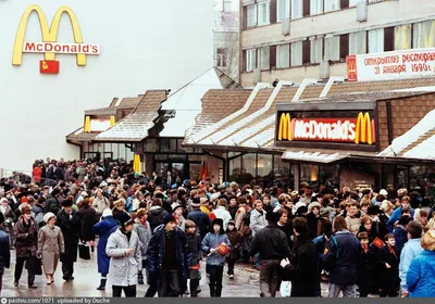 Жизнь в стеклах витрин» Москва, 1990 год. - Фотохронограф