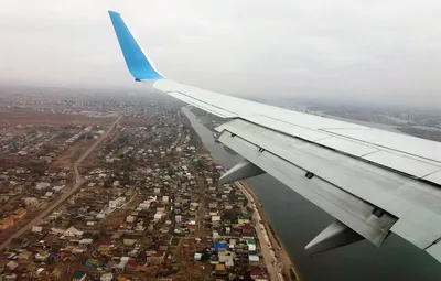 Летевший из Москвы в Сочи самолет выкатился за пределы полосы и загорелся —  РБК