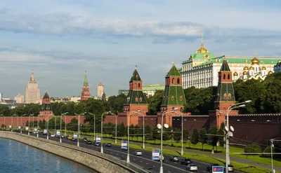 Москва летом, сиренево-голубой фон» — создано в Шедевруме